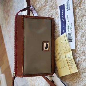 Beautiful NWT Dooney & Bourke Taupe Nylon & Leather Zip Crossbody Bag ❤️🎁
